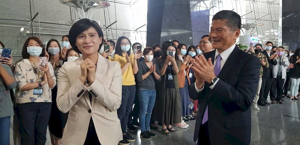 鄭麗君卸任   泛淚揮別文化部同仁