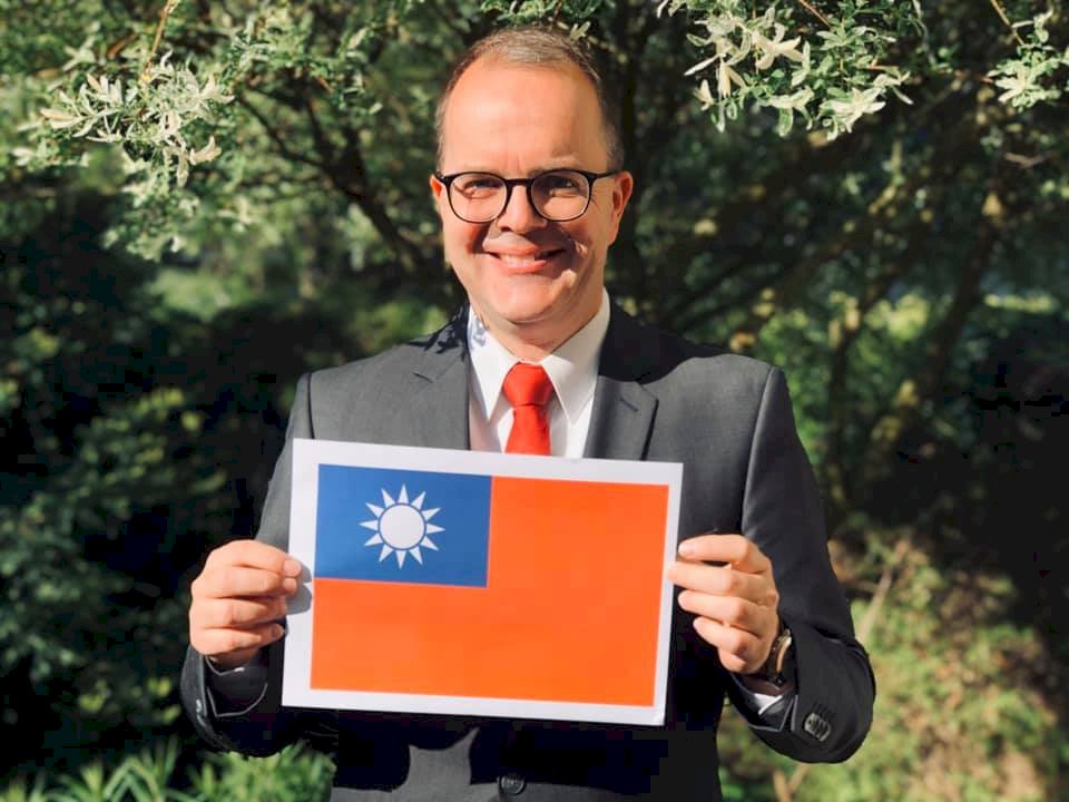 大方秀ROC國旗 德國地方議員祝賀台灣