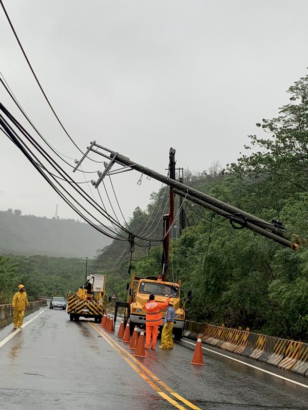 滯留鋒面影響  高市山區局部停電、台20線落石