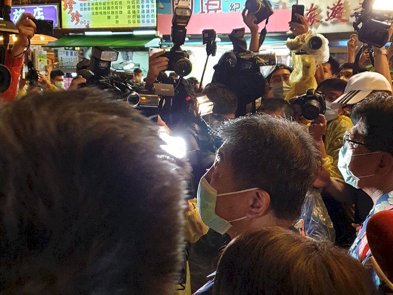陳時中逛墾丁大街 帶著民眾高喊我台灣我驕傲