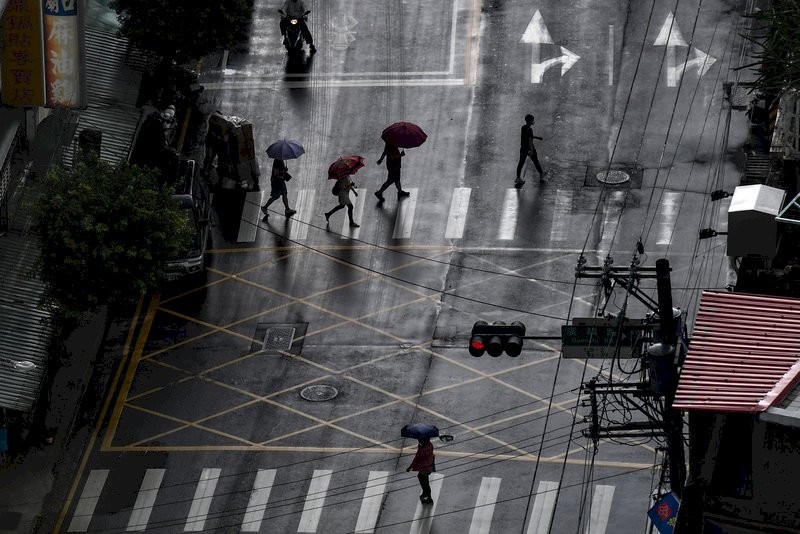留意午後雷陣雨 鋒面深夜開始發威