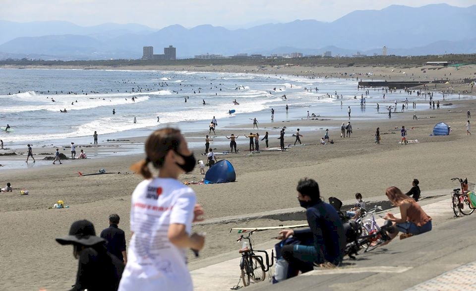 日本全境解禁前夕 人車湧入湘南海岸