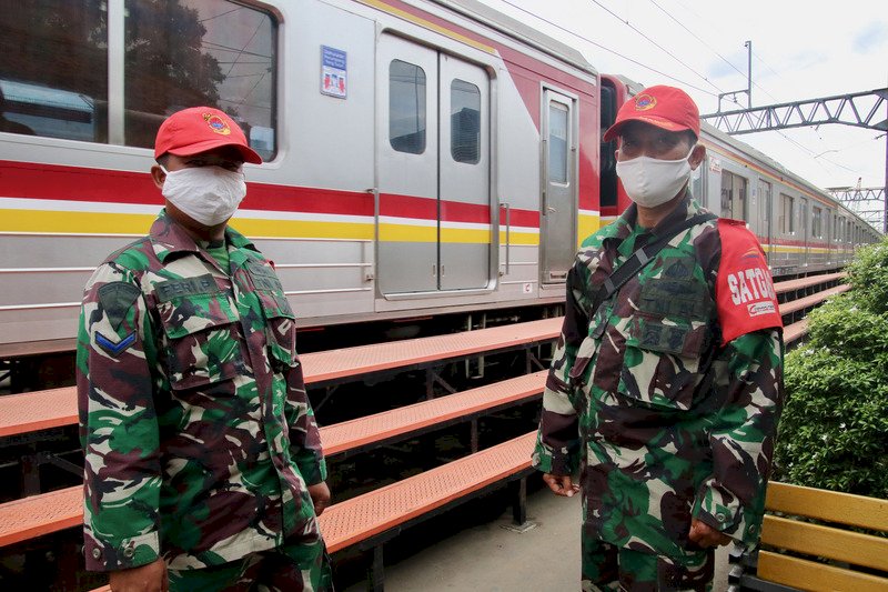 疫情陡升中漸解封 印尼軍警助防疫拚經濟