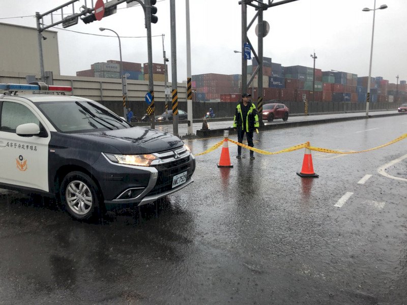 大雨滂沱釀積水  高市一國道北上匝道封閉