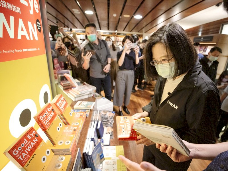 總統逛誠品敦南店 關心台灣品牌與文化產業
