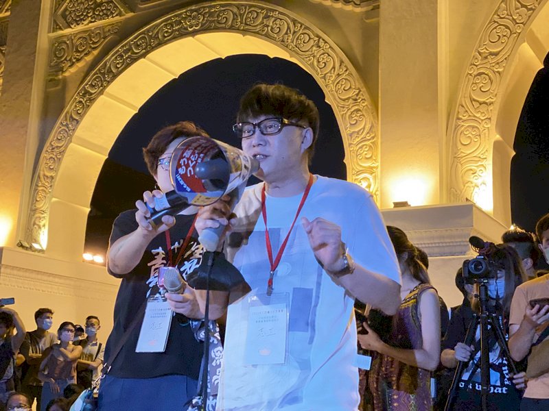 林夕台北現身悼六四：結束一黨專政