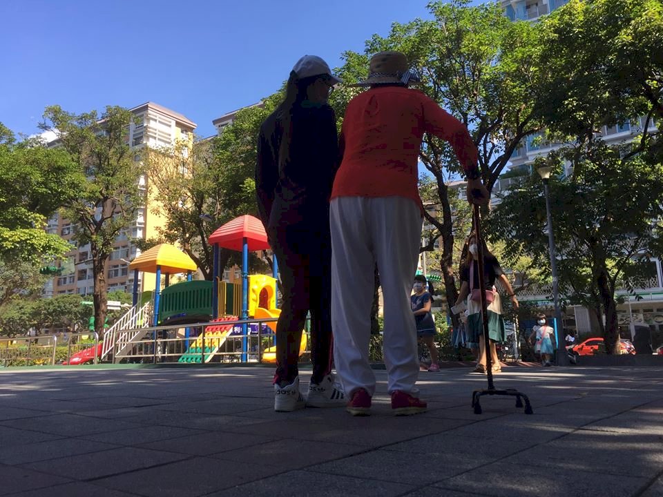 家中聘有外籍看護 仍可使用長照服務