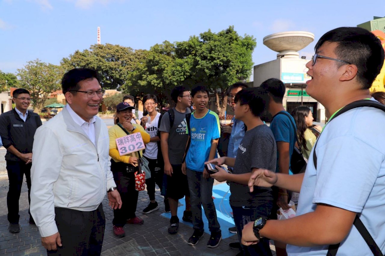 致青春 林佳龍拍板：高中以下暑假22遊樂園全免費