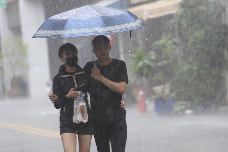 午後8縣市高溫燈號、15縣市大雨特報
