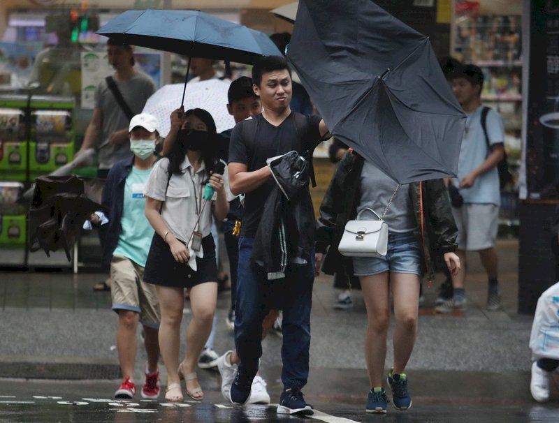 大雨特報 17縣市注意瞬間雨勢