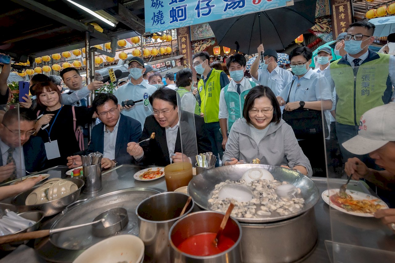 走訪基隆廟口夜市 總統鼓勵民眾多吃多玩拚振興