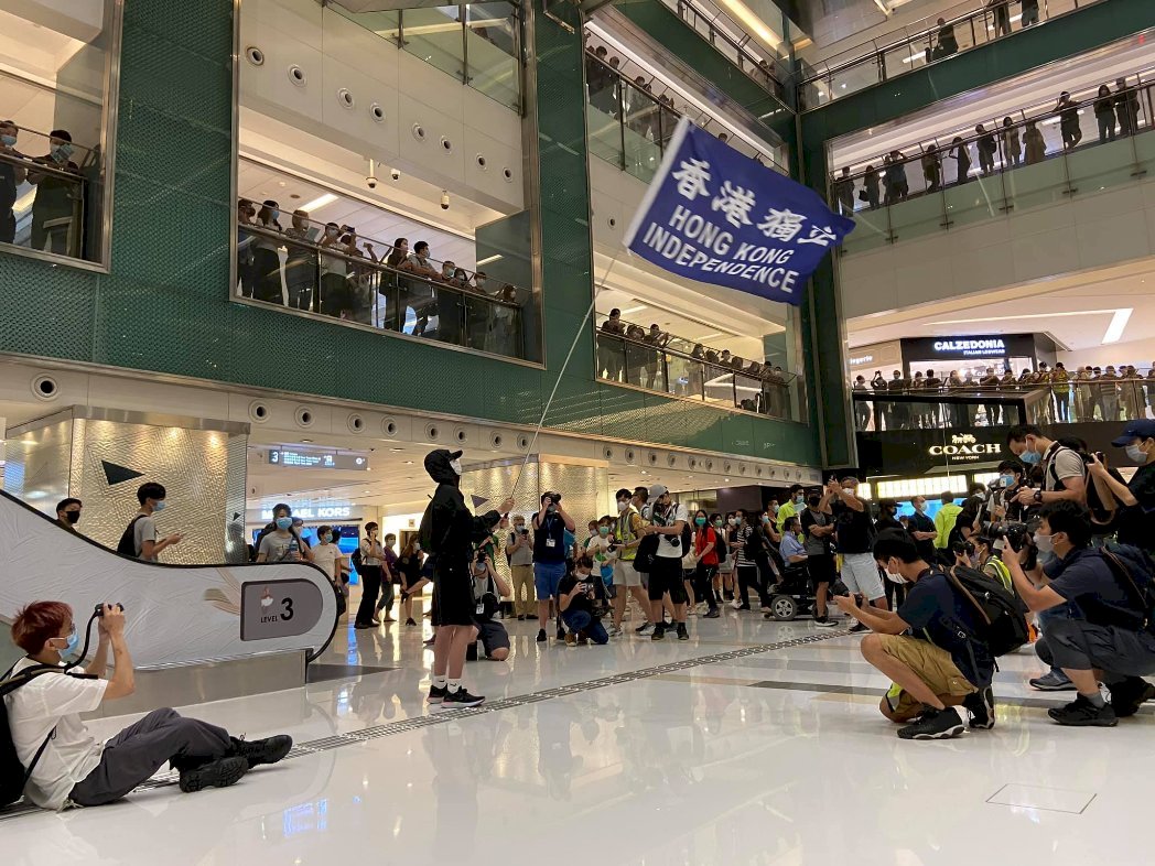 港612衝突週年 百人同唱榮光多人被捕