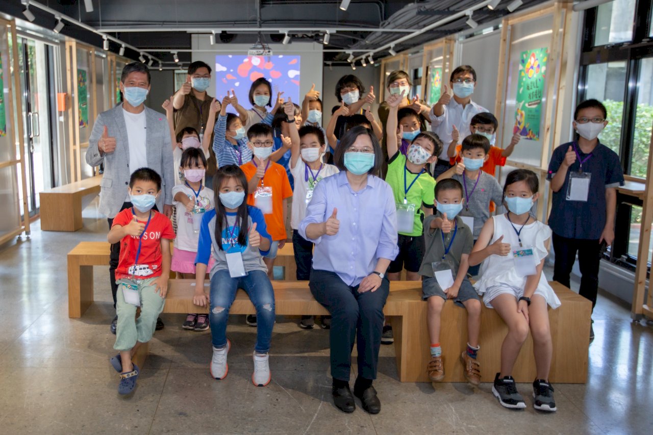 蔡總統參觀兒童權利特展 「自由、民主、人權」是強台三要素(影音)