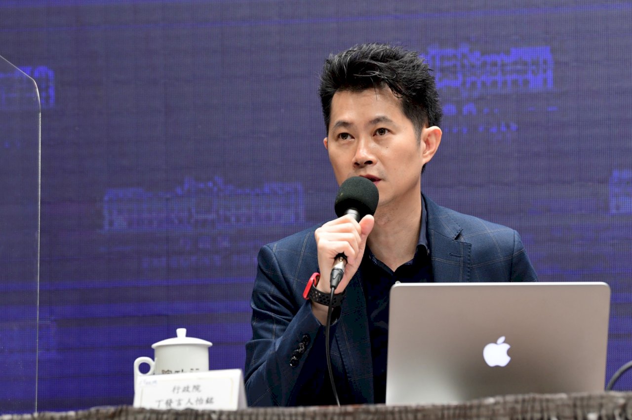 政院：研擬華航塗裝、護照、外館名片圖例 提高台灣識別度
