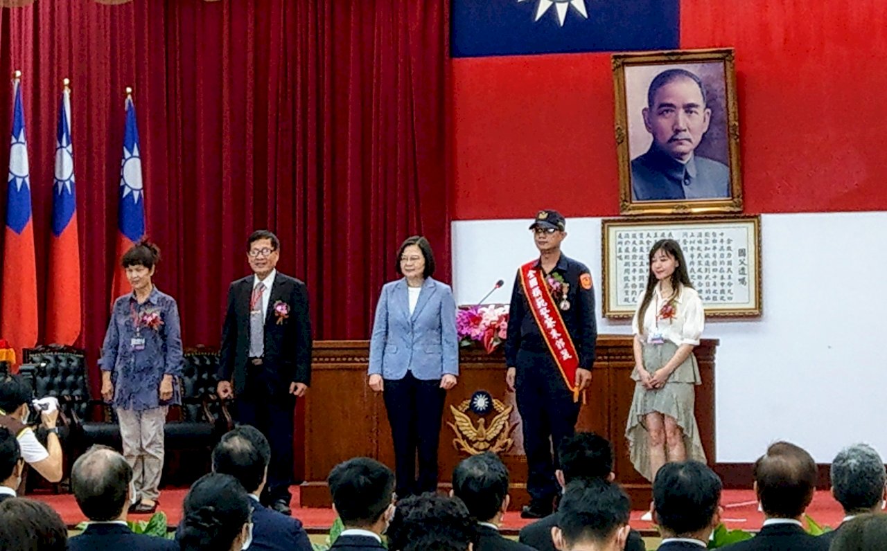 總統：警察是人民的靠山 政府做警察的後盾(影音)
