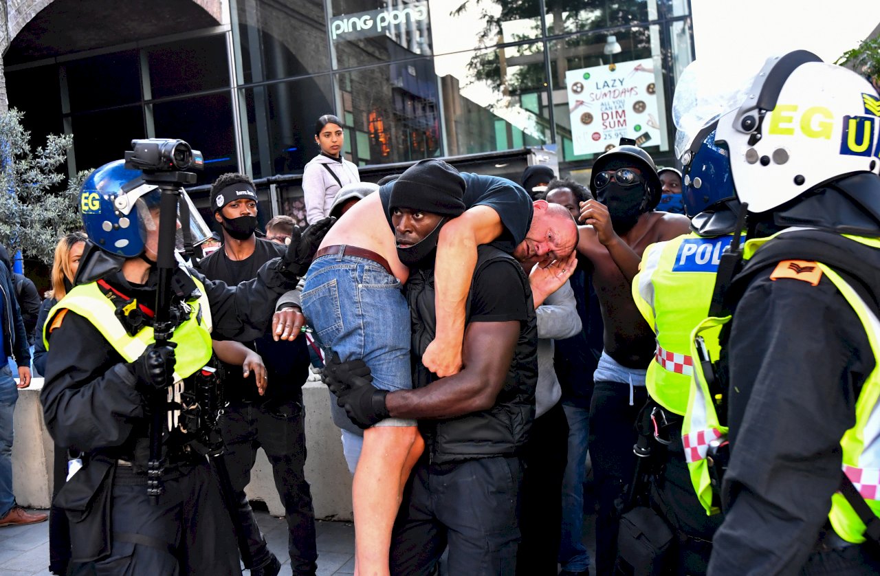 非裔壯漢扛白人照瘋傳 英國抗議背後藏暖心故事