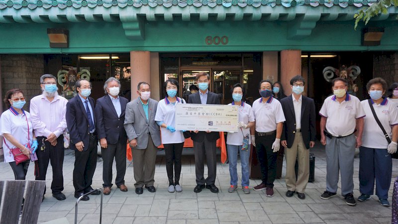 疫情影響生活 駐洛杉磯處捐款助華埠長者