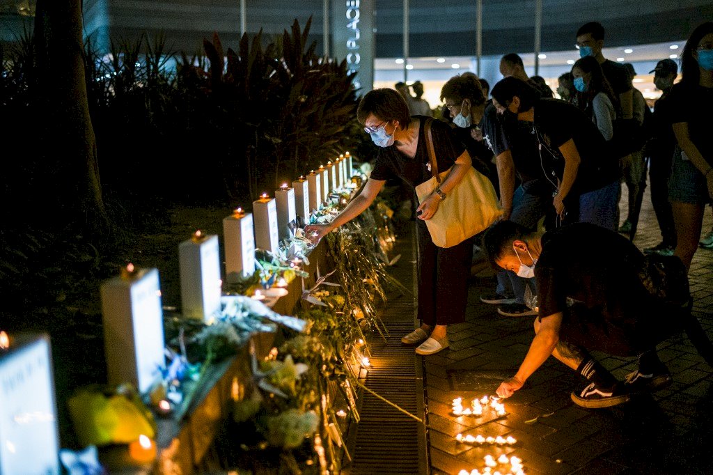 反送中首位犧牲者忌日 港人悼念成花海(影音)