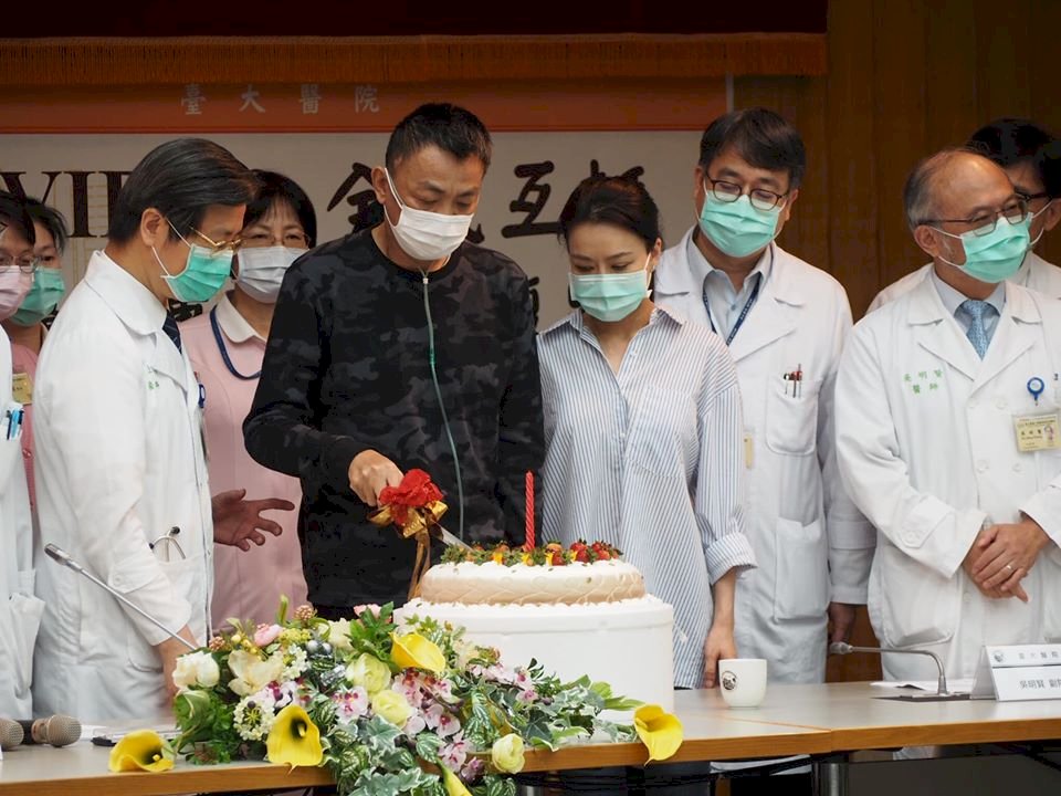 染疫重症患者鬼門關前走一遭 台大整合醫護團隊成功搶救生命(影音)