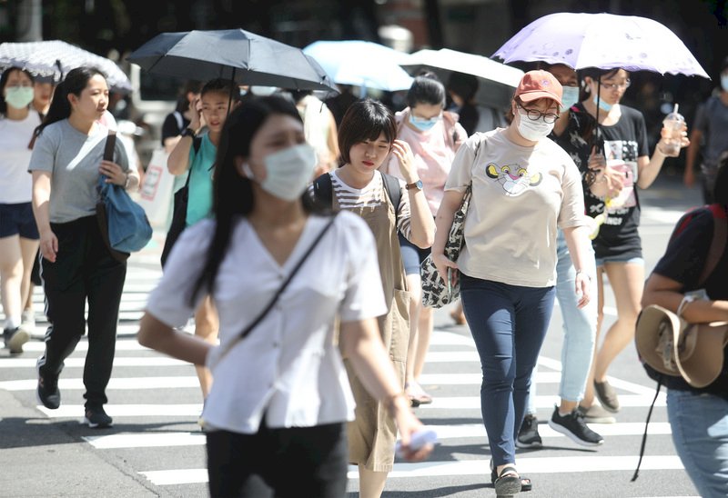 全台持續高溫炎熱 中南部偶降雨