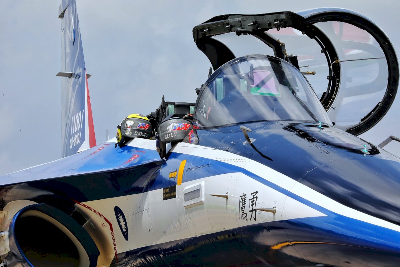 國機國造大進展 首架勇鷹量產機成功首飛
