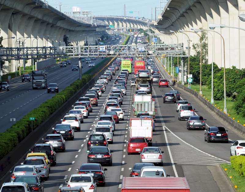 端午車潮提前湧現 國五南下估塞到晚上6點後