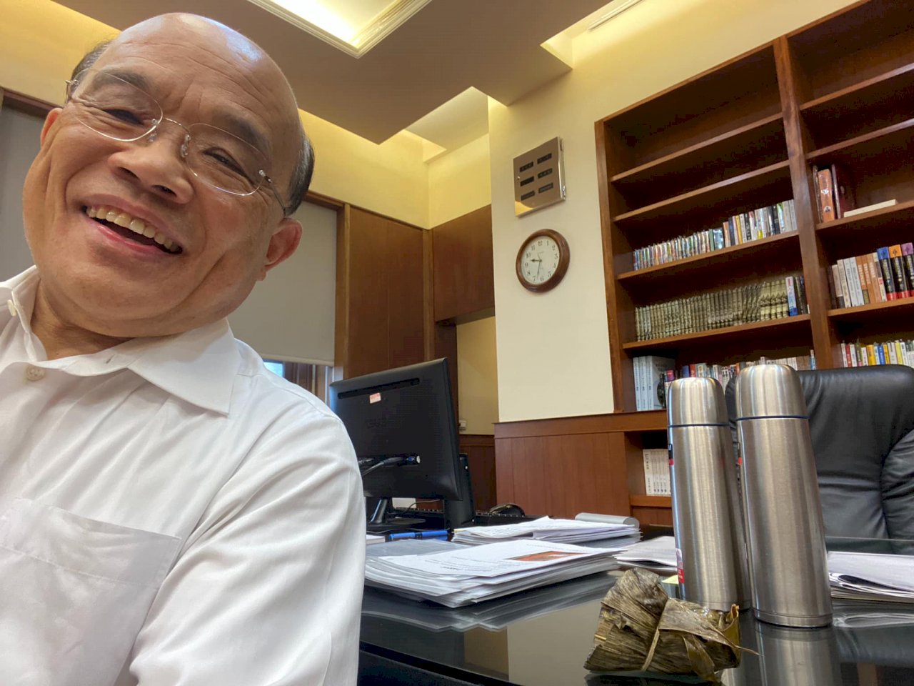 端午連假加班 蘇揆自拍放閃秀愛妻手包肉粽