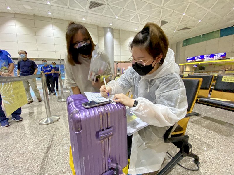 港籍境外生抵台 &nbsp;遺憾未能參加大學畢典