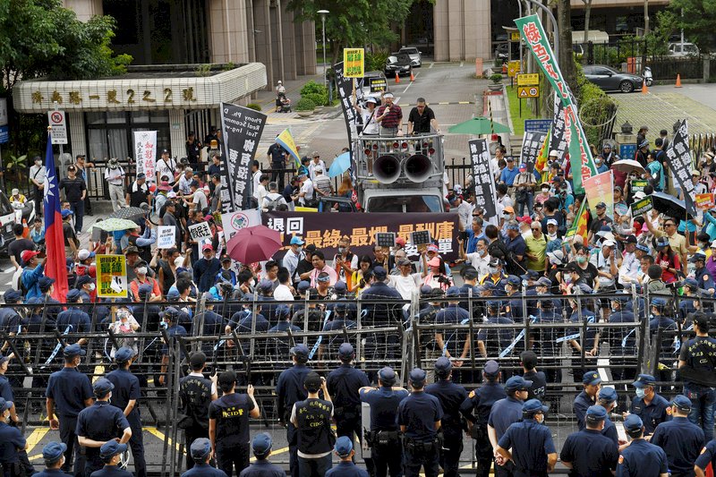 立法院前民眾集會抗議 警方籲理性守法