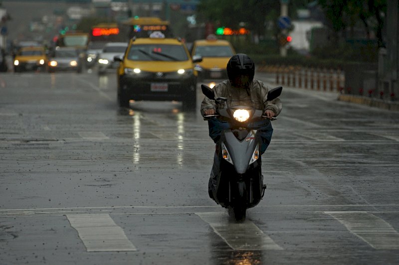 中部以北秋意濃　北台灣溼涼防局部大雨