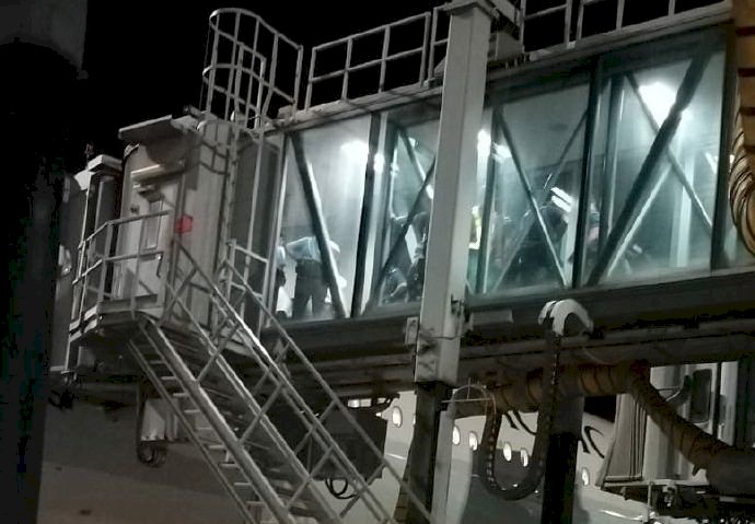 港示威者刺傷防暴警 傳搭國泰航班外逃時被捕