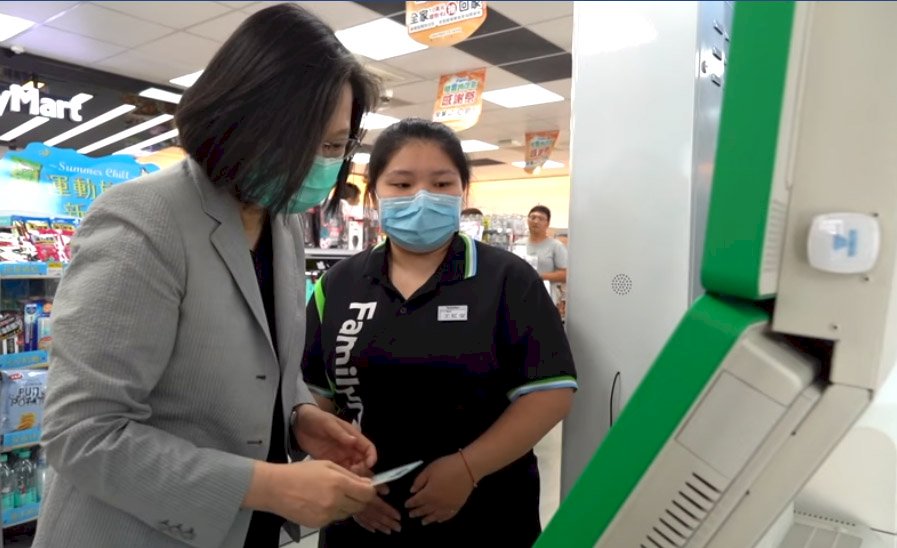 蔡總統赴超商訂三倍券 第一波預訂7日截止