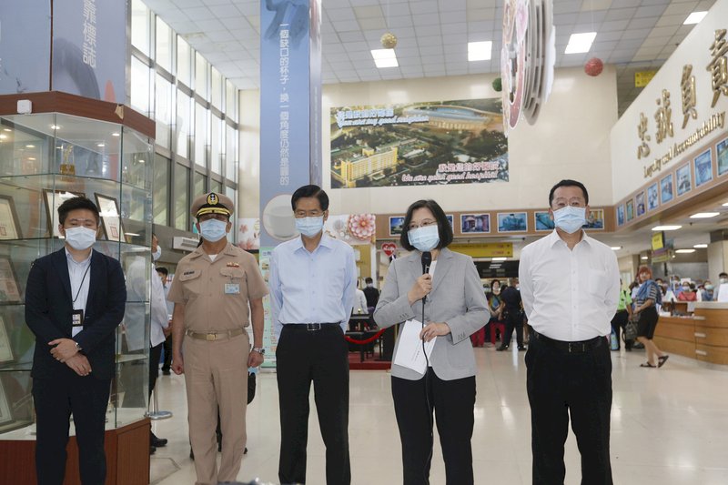 總統探視覆艇意外殉職者家屬及傷者 要給予最好照顧