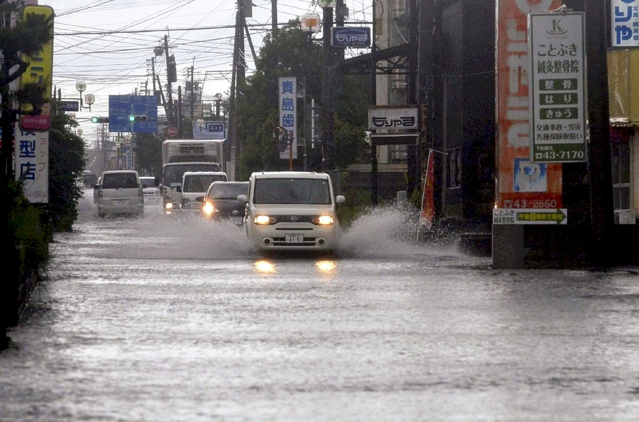 日本鹿兒島1天降逾月雨量 宮崎河水越堤氾濫