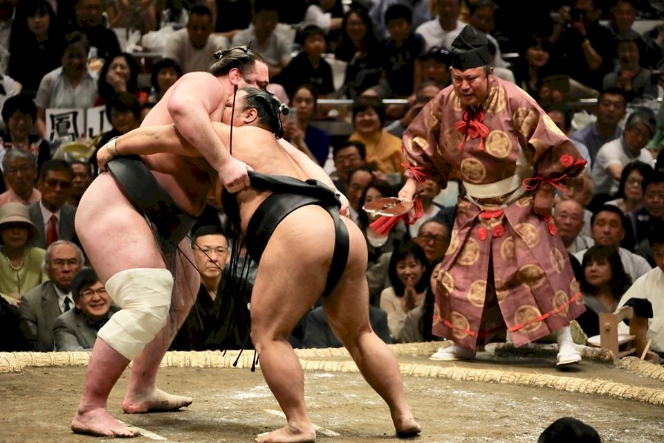 日足球員染疫取消比賽 大相撲力士違規遭禁賽