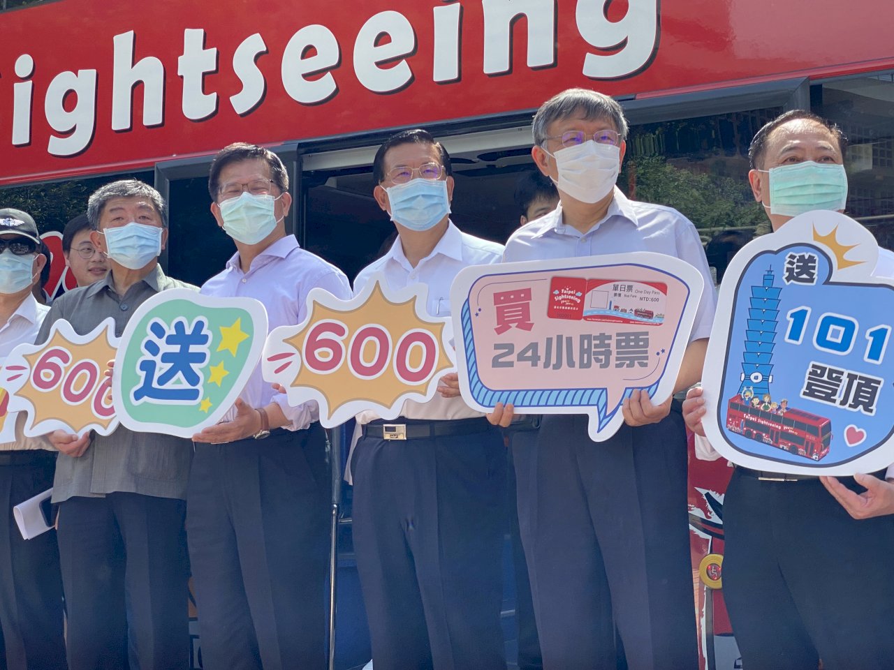 林佳龍、陳時中、柯文哲首度同車 行銷北市雙層觀巴