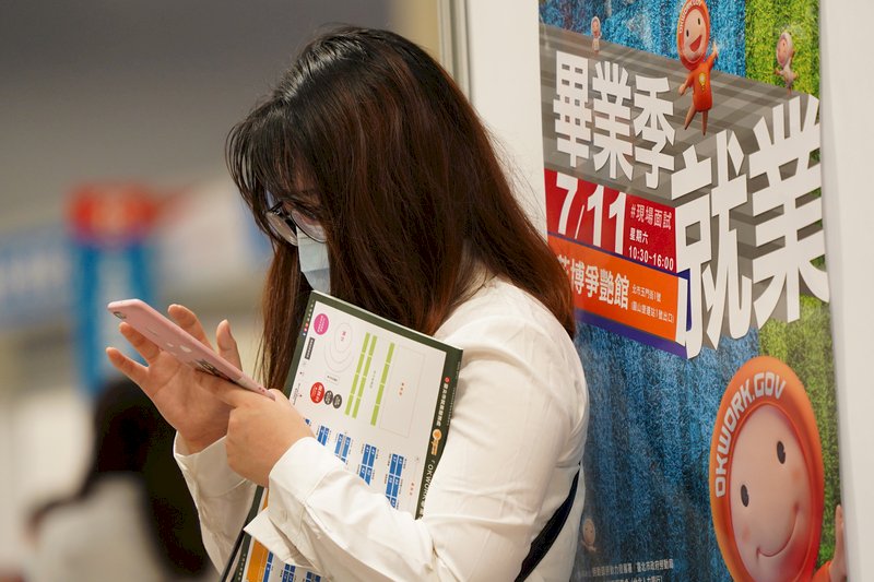 新鮮人起薪創新高 調查：學士31K、碩士34K起跳