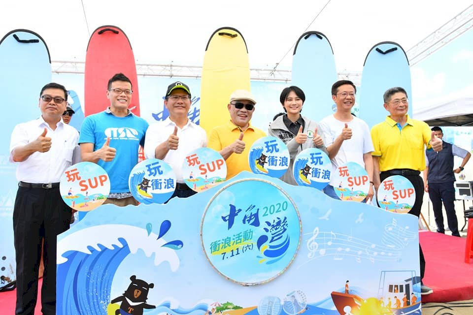 視察中角灣衝浪基地 蘇揆盼維持高水準 吸引國際衝浪客