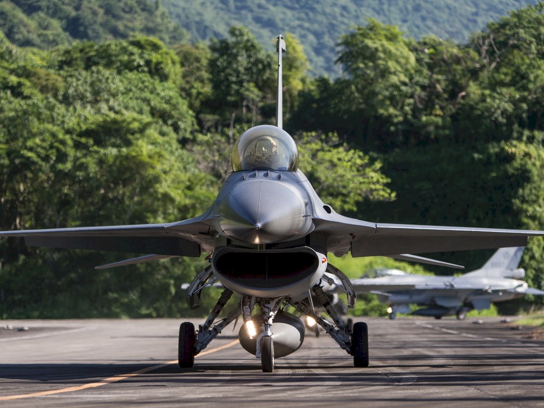 F-16戰機起飛座艙罩飛脫 緊急平安降落