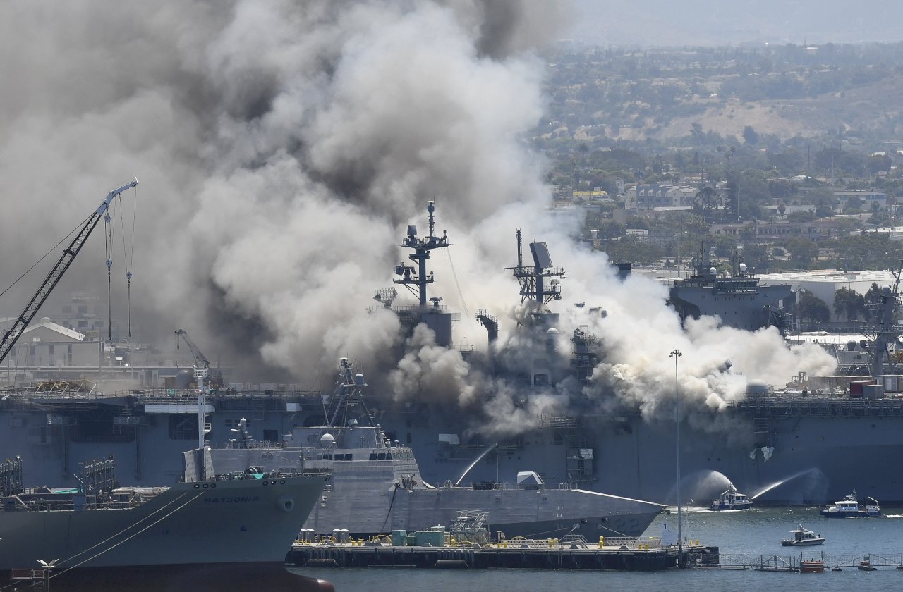 美軍兩棲攻擊艦爆炸起火 火光濃煙密布至少21傷