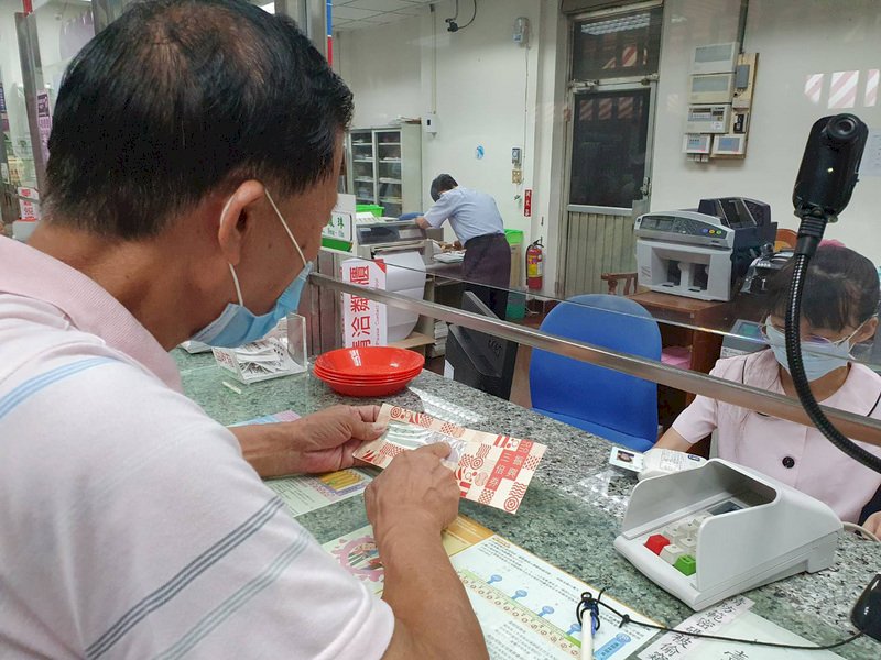 網路電話預約20日領券  23日起可換現金  郵局挑戰大