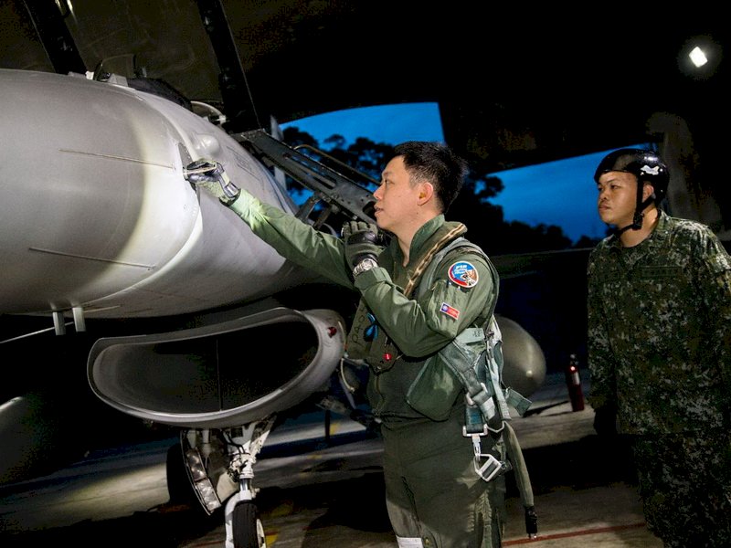 漢光演習夜間防空操演 F-16升空攔截進犯之敵(影音)