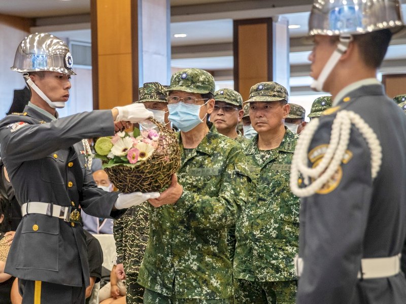 國防部長悼念殉職飛官 表達最崇高敬意