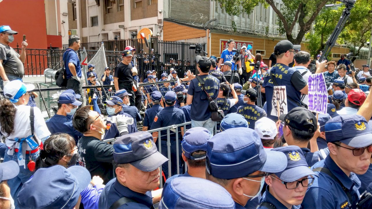 抗議監院人事案 群眾一度企圖闖入立院 爆發警民衝突