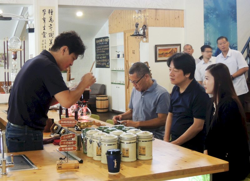 副總統到豐原品嚐咖啡 上山向植樹的賴桑致意
