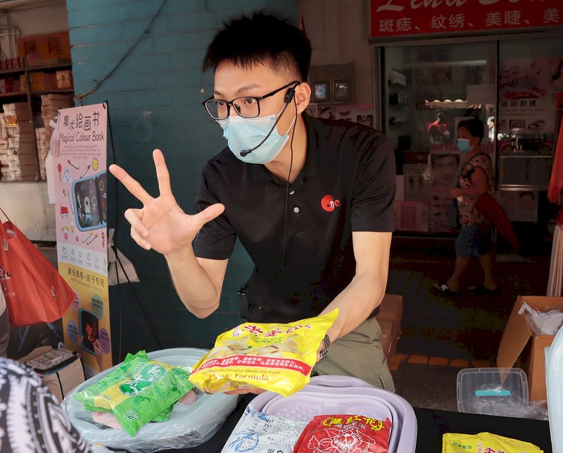 台灣囝仔勇闖新加坡夜市 台式叫賣風獨樹一格