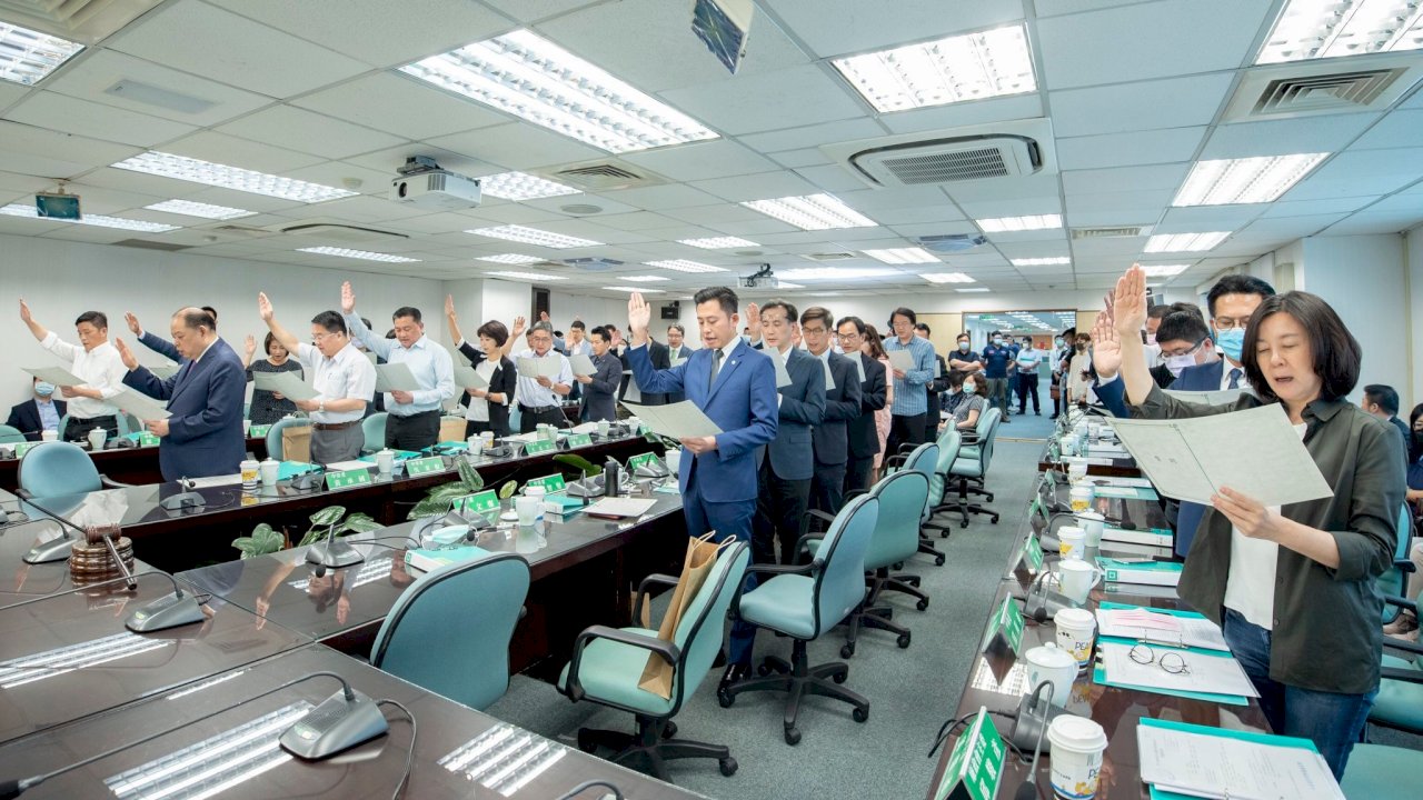 民進黨新任權力核心宣誓就職 蔡總統盼老幹新枝有更好表現