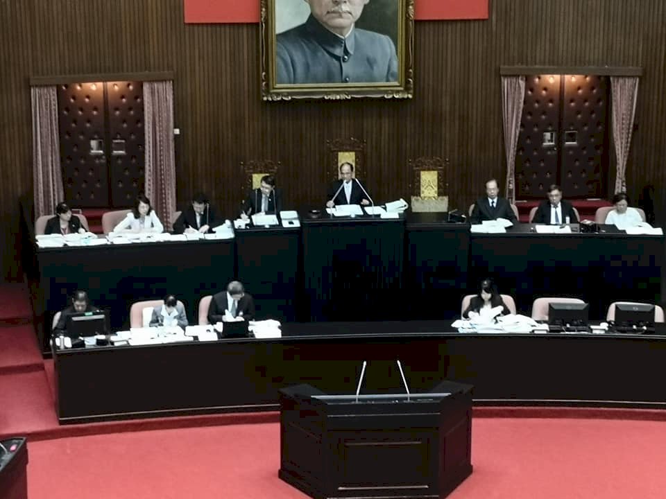 三讀通過刑法修正 加重侮辱公務員刑度
