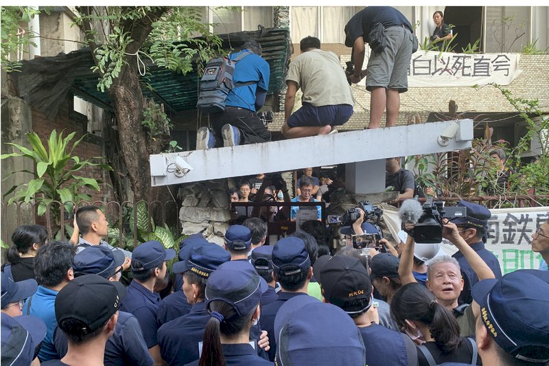 擇日再拆 南鐵最後拒遷戶抗爭與警對峙