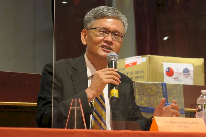 李光章接駐紐約辦事處長 捐贈僑界1萬片口罩